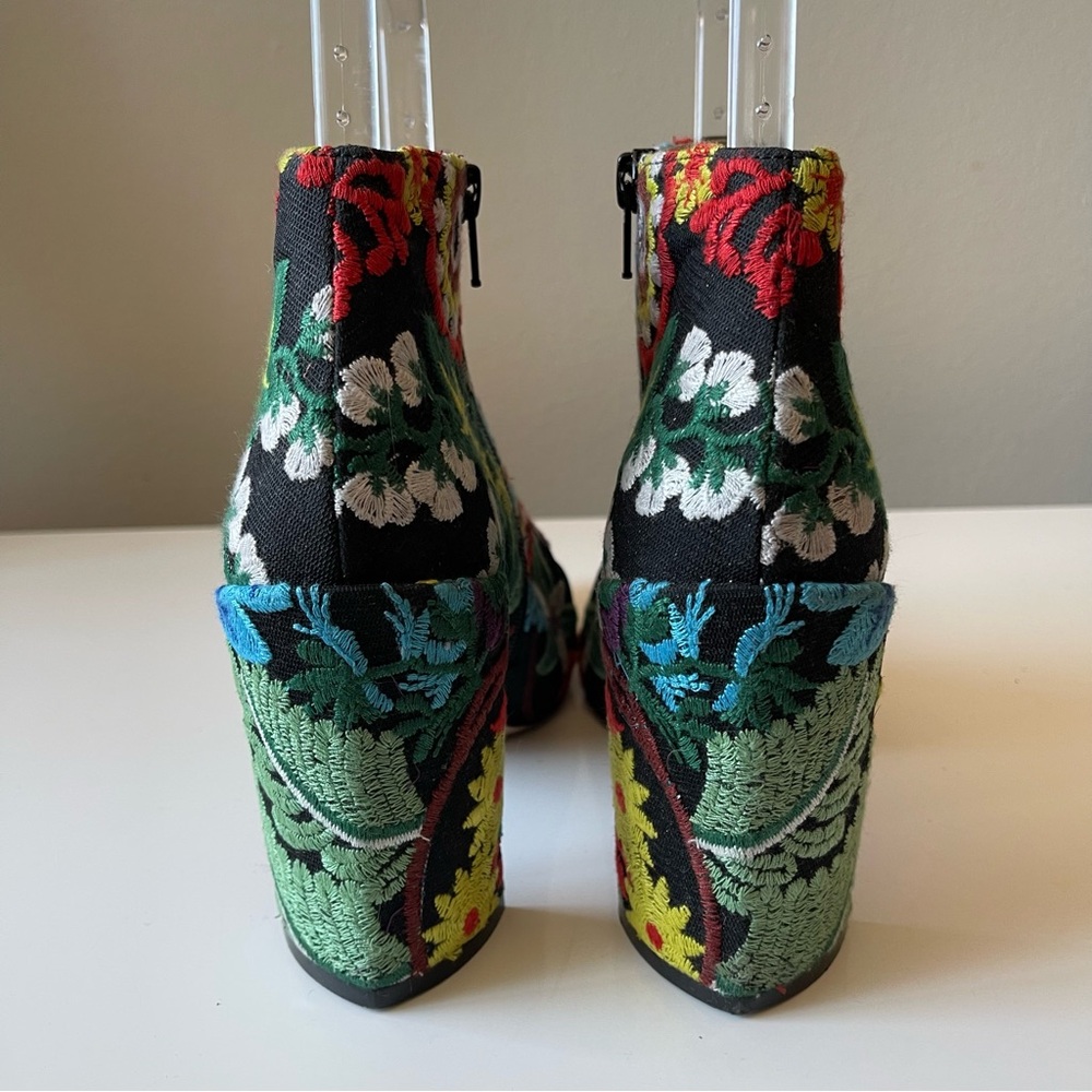 STUART WEITZMAN Floral Embroidered boots size 7 - Picture 3 of 11